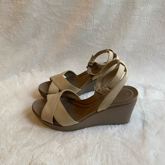 Crocs Sandals Womens 10 Beige Leigh Il Cross Ankle Strap Wedge - Picture 2 of 9